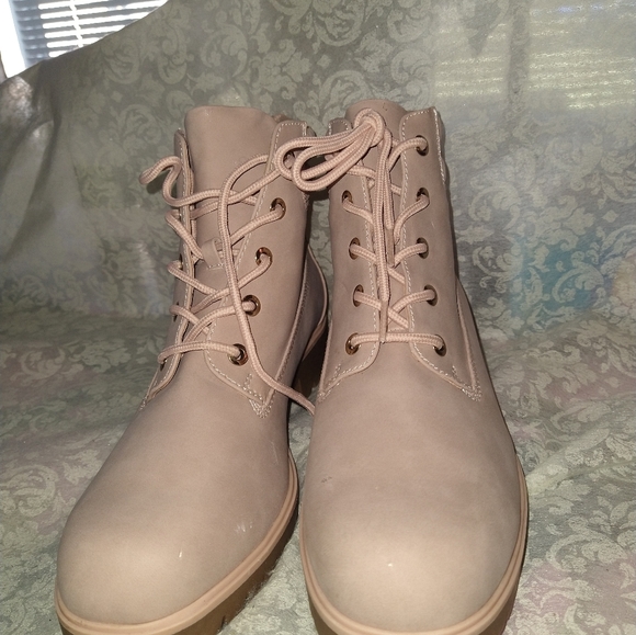 Boots - Picture 3 of 3